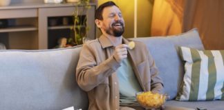Elképesztően jó a tévé előtt falatozni, de nem jó, ha ez szokássá válik chips a tv előtt
