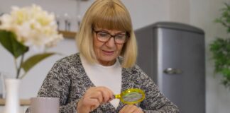 Látásunk élességének megőrzéséért sokat tehetünk a szükséges vitamin és nyomelem bevitellel is olvasás szemüvegben nagyítóval