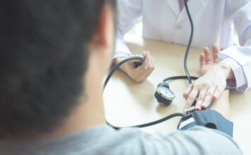 Népbetegség lett a magas vérnyomás! Rejtetten felbukkan még a fiataloknál is vérnyomás mérés