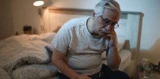 Miért alszanak rosszabbul az idősek és hogyan javíthatnak rajta? idős férfi ül az ágyon